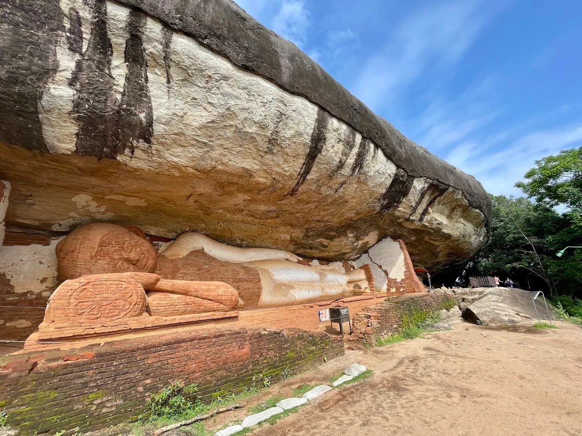 Pidurangala Rock Temple