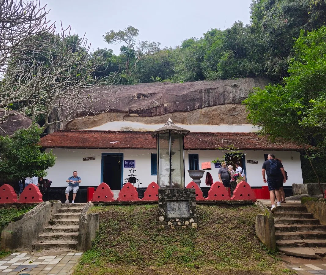 Pidurangala Rock Temple