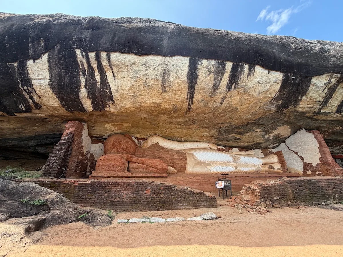 Pidurangala Rock Temple